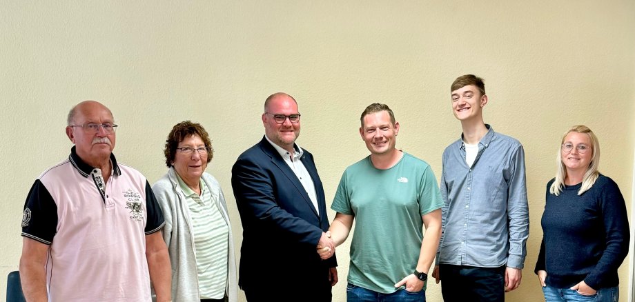 Auf dem Bild zu sehen sind (von links) Rainer Steuernagel (Vorsitzender der Gemeindevertretung), Margaret Neunhoeffer (Ortsbeirat), Niels Starke (Bürgermeister), Matthias Erzgräber (Ortsvorsteher Nieder-Ramstadt), Ben Keller (stellvertretender Ortsvorsteher) und Schriftführerin Katrin Rosenhagen.