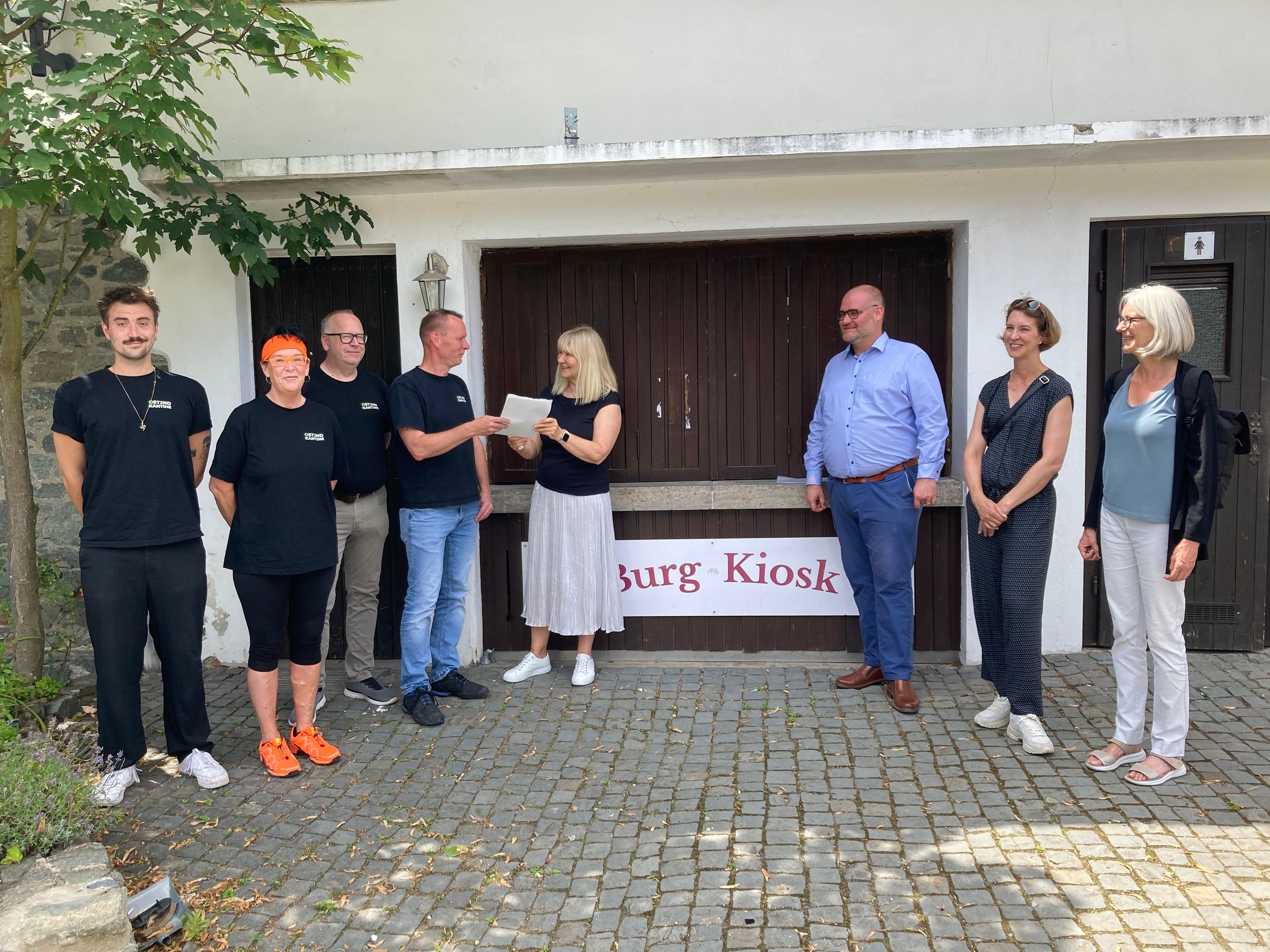 Das Team von Christoph Herrmann (4. von links) hat den Kiosk auf Burg Frankenstein angemietet. LBIH-Niederlassungsleiterin Sabina Freienstein überreichte den Mietvertrag; dabei waren Bürgermeister Niels Starke sowie Susanne Ritter und Karin Tzschoppe