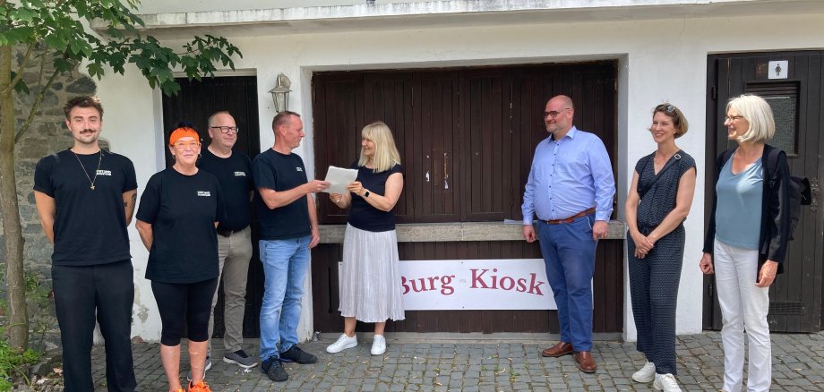 Das Team von Christoph Herrmann (4. von links) hat den Kiosk auf Burg Frankenstein angemietet. LBIH-Niederlassungsleiterin Sabina Freienstein überreichte den Mietvertrag; dabei waren Bürgermeister Niels Starke sowie Susanne Ritter und Karin Tzschoppe