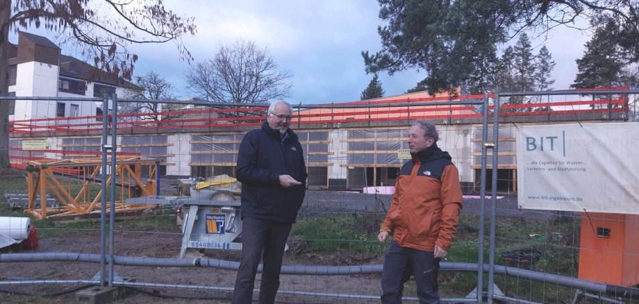 Begutachtung: Bürgermeister Willi Muth (links) und Bauamtsleiter Karsten Kutschera schauen an der Baustelle der "Kita Dornberg" nach den Baufortschritten.