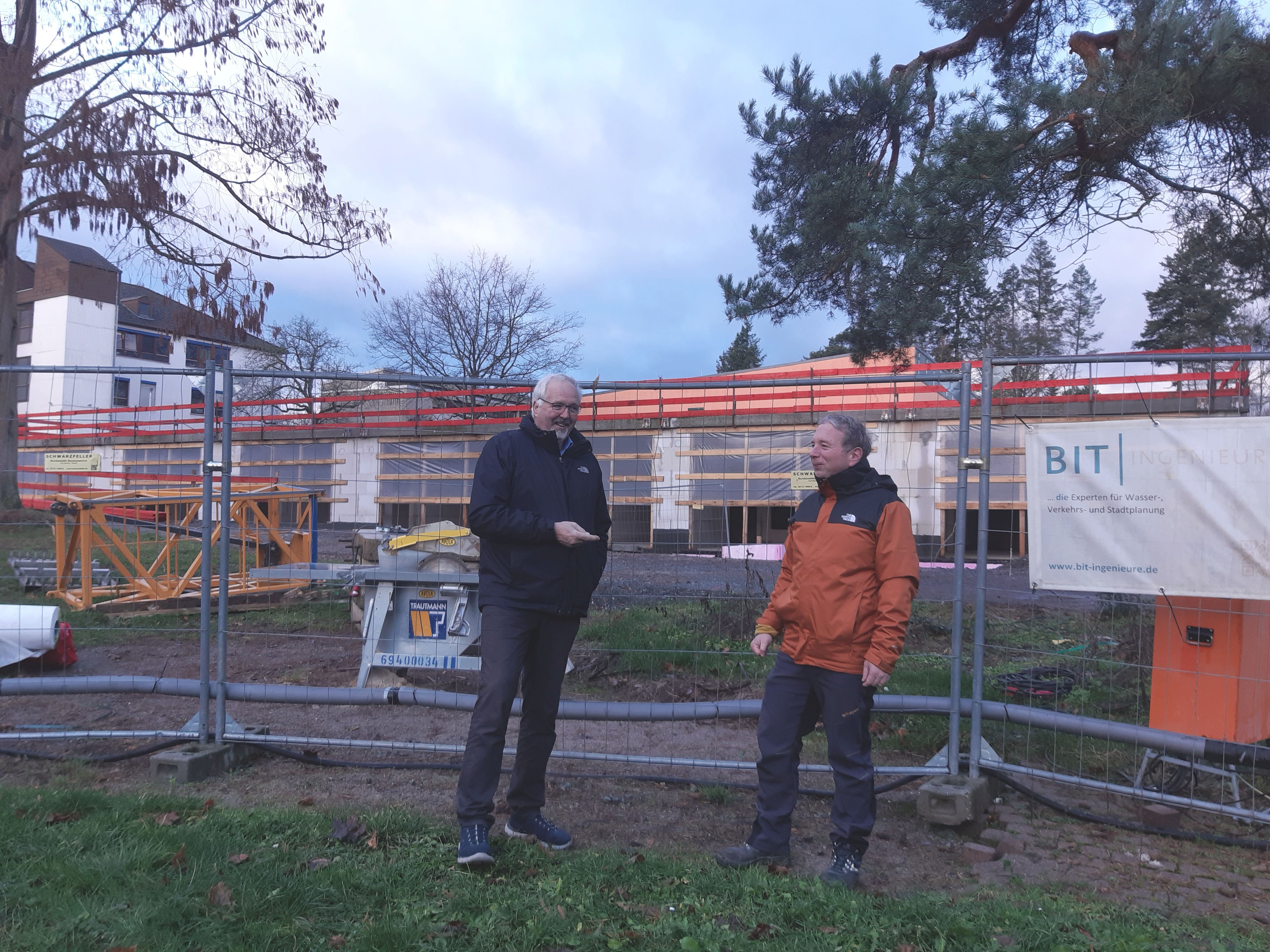 Begutachtung: Bürgermeister Willi Muth (links) und Bauamtsleiter Karsten Kutschera schauen an der Baustelle der "Kita Dornberg" nach den Baufortschritten.
